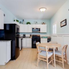 Gorgeous Apartment on Mango St Steps to Beach