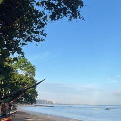 Quarto na Av Beira mar em Apto familiar