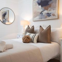 Charming 3BR Cottage Sleeps 8 - 15 Mins to Centre