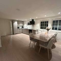 2 hytter i sjøkanten med 20 sengeplasser