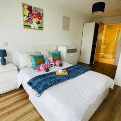 Modern & Cozy Apartment With Balcony, Near Media City Centre & Old Trafford Stadium