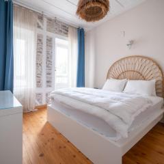 MINIQ HOMES 101 - Near Sea Foça Center 2BR Historic Stone House