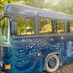Magic Bus on river w/hot tub at Smuggler's Notch
