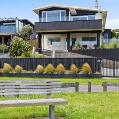 Wow On Wanaka Bay - beachfront living at its best