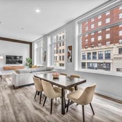 Luxe Flat with Heated Pool Sauna Rooftop Deck Gym