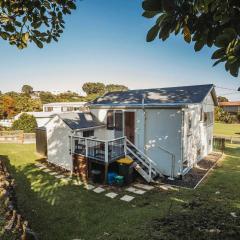 Oakura Circle - authentic Kiwi bach by the beach