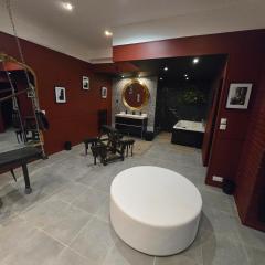 Love room - Jacuzzi - Salle de jeux complète