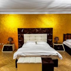 royal pyramids palace