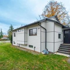 Sleek 2BR Lower Unit Near Airport & Seattle DT