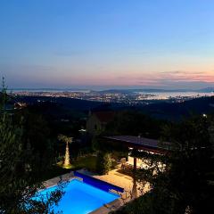 Holiday House Vita - Heated pool, Large massage tub and Sports court