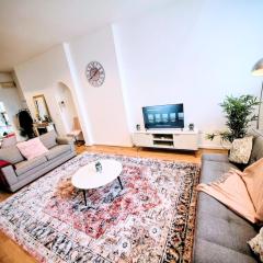 Sea View Apartment, Free Parking