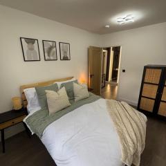 Modern 1-Bed Ground Floor Flat on the High Street