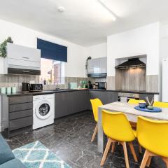 Contractor Friendly 4 Bedroom House in Hemsworth with 6 Beds and Garden