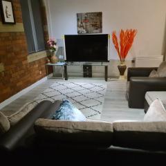 3 double beds, 2BR free parking and Wi-Fi