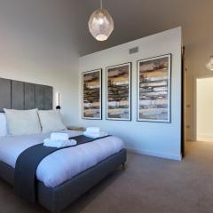 Eden - A Luxury Home in Leeds City Centre perfect for Couples, Families and Contractors!
