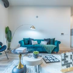 Emerald Escape, Free Parking, 2 Bath, Sleeps 8 Near American Dream and The Airport, King Bed and 2 Queen Beds, Washer and Dryer