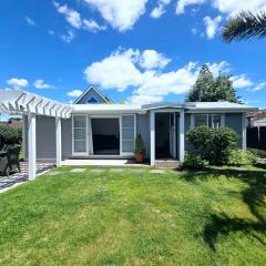 Gorgeous Mount Beach Cottage - 3 min walk to beach