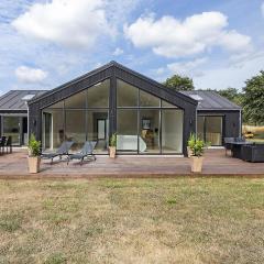 4 Bedroom Stunning Home In Aakirkeby