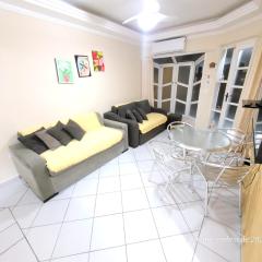 Casa em Caraguá, uma quadra da praia com ar