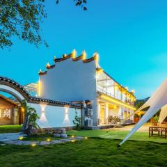 Moonlit Cloud Inn Yangshuo Yulong River