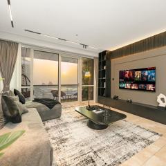 MegaLuxury Beachfront with Panoramic Ain Dubai Views in JBR, Sleep 12