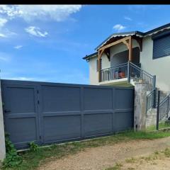 Haut de maison T4 à Petit Canal