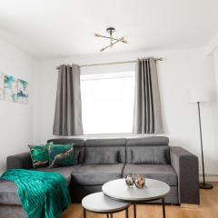 Bright Battersea Apartment by the River with Parking