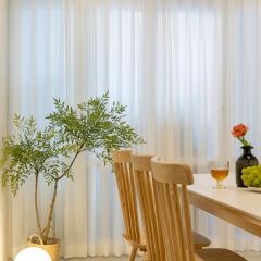 Hongdae, 5 minutes walk from Hongdae Entrance Station, 2-room, free luggage storage, remodeled, Art Seoul, washer & dryer