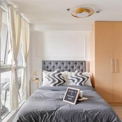 BGC Premium 1BR with Balcony fast 600 mbps Fibre