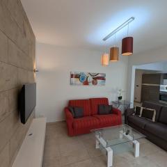 Modern Apartment 3BR - Short Walk to Sea & Shops