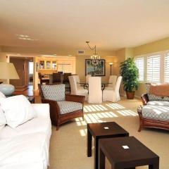 Modern Three-Bedroom Coastal Apartment with Contemporary Design