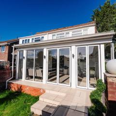 3 Bed House With Free Parking, Garden & Fast Wifi