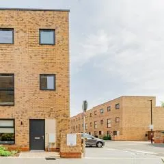 Spacious 4-Bed Townhouse near Birmingham City Centre