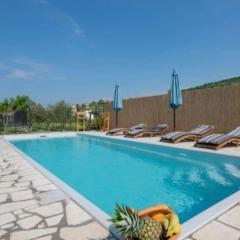 Eli Rustic with private pool