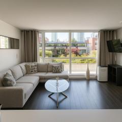 Bright 2-Bedroom Suite in Vibrant Yaletown Core