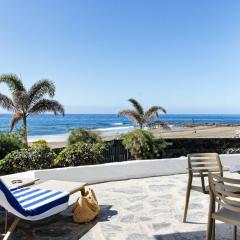 Amapola Miranda -recién reformado, frente al mar