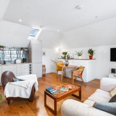 Brighton Seaside Stay – Modern Home with Patio & Balcony
