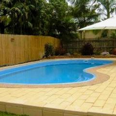Relax & Unwind, 5BR Home with Pool Near CBD