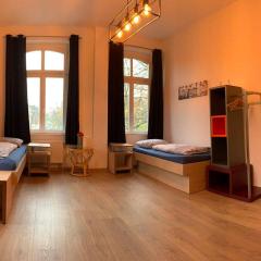 Ein Zimmer in einer 4-Zimmer-Wohnung in Leipzig mit Gemeinschaftsküche und -Bad