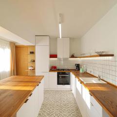 Elegant 2BR in Old Tbilisi - By Wehost