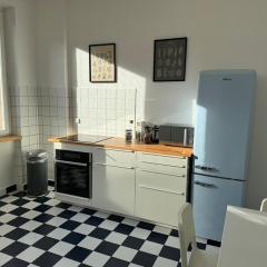 6 Einzelbetten - 4 Zimmer - eigener PARKPLATZ - Balkon