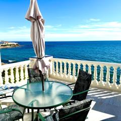 Beachfront apartment with pleasant views of the sea and the historic lighthouse.