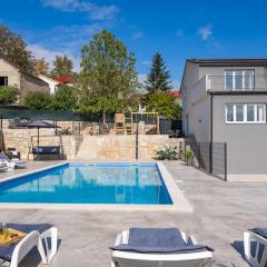 Villa Gloria: Stylish 5-Bedroom Retreat with Private Pool and Stunning Valley Views