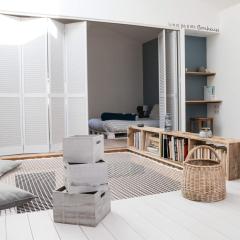 Loft avec filet d'habitation suspendu géant proche mer