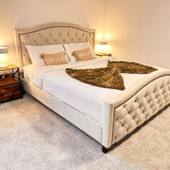Cozy and Spacious Suite - Private Ensuit Bath - King Bed - Ultra Fast Wifi - Free Parking - Smart TV