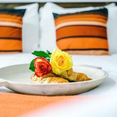 Riverside Manor - Driveway Parking, WiFi with Free Netflix, Prime & Disney