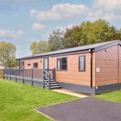 Beryl Lodge with Hot Tub