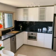 Strand Stay Steps to Waterpark & Beach in Townsville