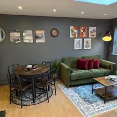 Watford High Street apartment with kitchen & sofa bed