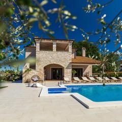 Villa Campi for 10 persons near Pula with large garden, private golf and tennis court, kids playground & wellness area
